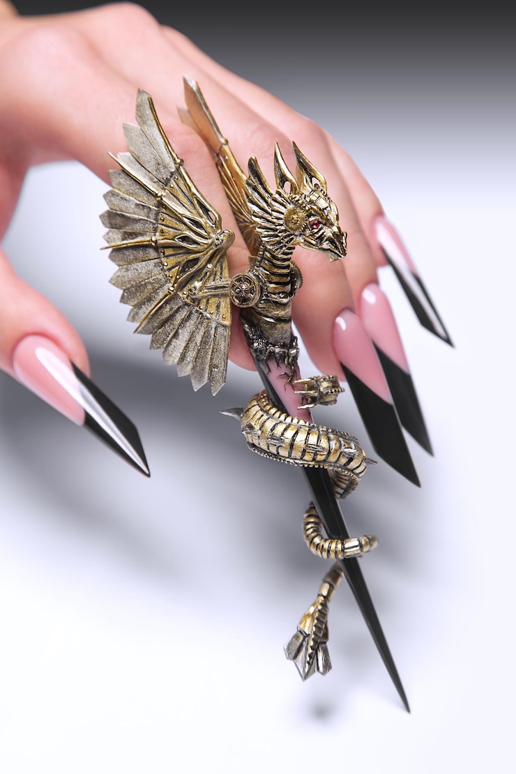 Foto design criativo de unhas nas mãos femininas manicure artística foto tirada em estúdio