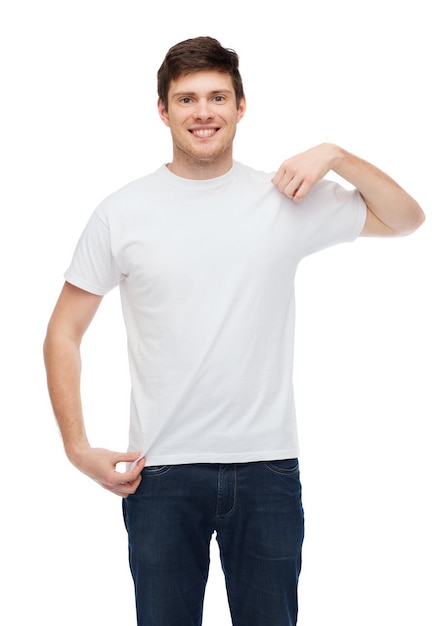 design de camiseta e conceito de pessoas - jovem sorridente em camiseta branca em branco