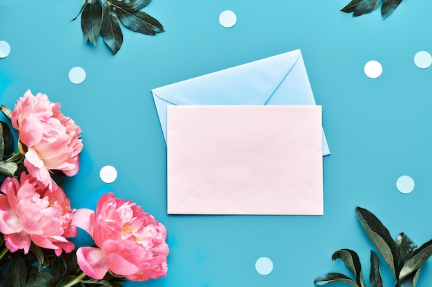 Design de cartão de dia das mães com flores de peônia rosa sobre fundo de papel de hortelã azul. com confete de papel, espaço de texto. Arranjo casual na moda, postura plana. Cartão de aniversário ou aniversário de verão.