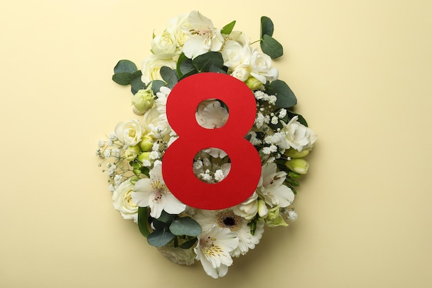 Design de cartão de saudação de 8 de março com lindas flores brancas em fundo bege plano dia internacional da mulher
