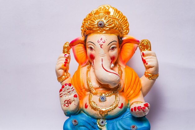 Design de cartão feliz Ganesh Chaturthi com lord ganesha ídolo