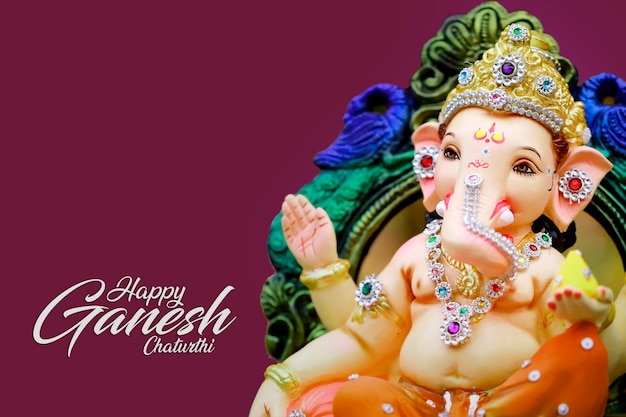 Design de cartão feliz Ganesh Chaturthi com lord ganesha ídolo