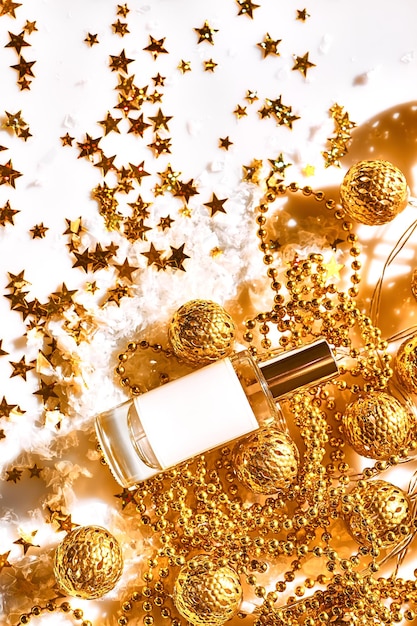 Design de frasco de vidro de perfume em branco sobre fundo dourado brilhante com confete de glitter holográfico na forma de estrelas Pacote de maquete de produto de beleza cosmética