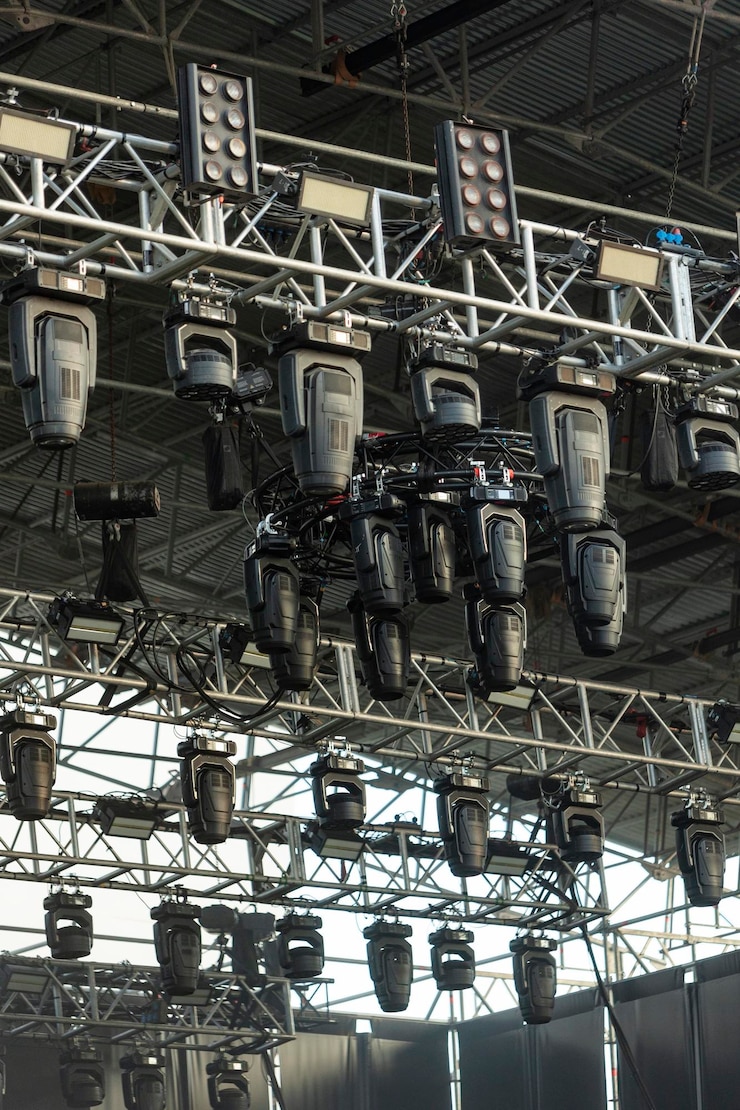 Foto design de holofotes pendurados no teto do palco em um festival de música