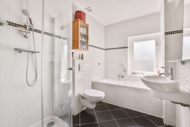 Design de interiores de banheiro bonito e elegante