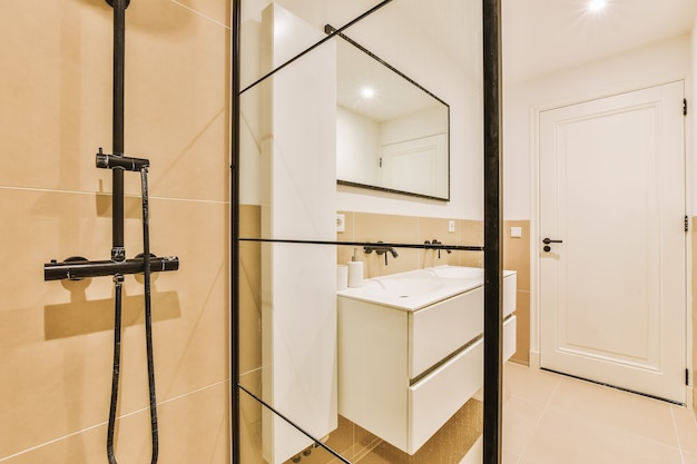Design de interiores de banheiro bonito e elegante