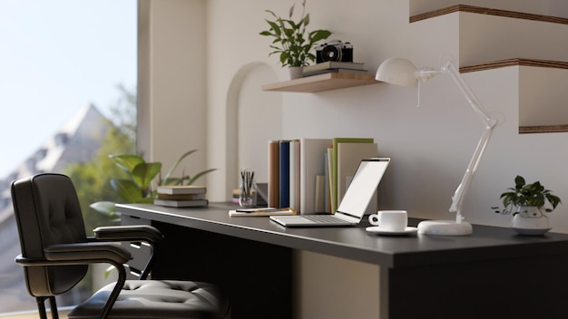 Design de interiores de espaço de trabalho de escritório doméstico mínimo com laptop na mesa preta moderna contra as escadas