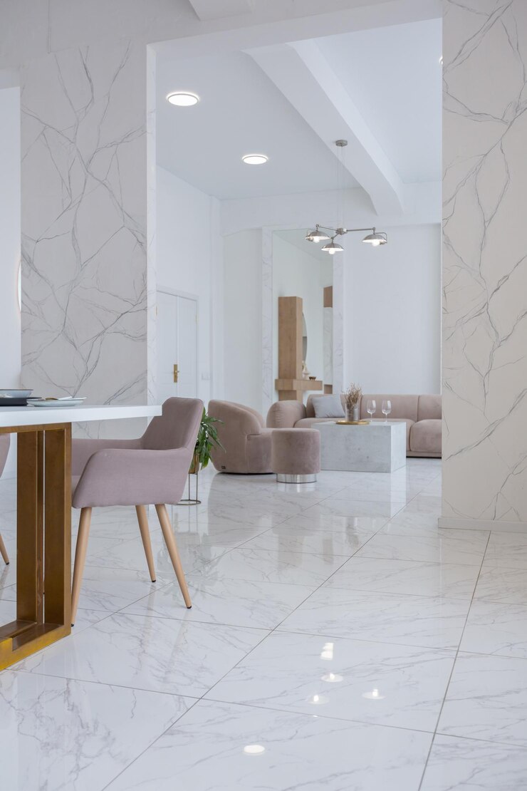 Foto design de interiores de luxo leve de um apartamento moderno em estilo minimalista com acabamento em mármore e enormes janelas com luz do dia dentro da cozinha e sala de estar