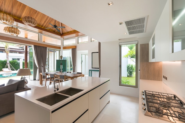 Design de interiores de luxo na área da cozinha, que apresentam balcão ilha e construído em móveis
