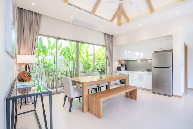 Design de interiores de luxo na sala de estar e cozinha com mesa de jantar