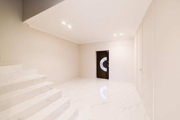Design de interiores de uma casa de banho com azulejos claros e escuros numa casa nova