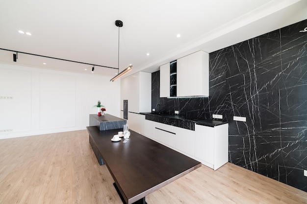 Design de interiores de uma nova cozinha em uma casa com grandes janelas e móveis
