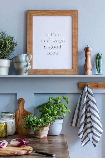 Foto design de interiores do espaço da cozinha com moldura, mesa de madeira, ervas, legumes, frutas, alimentos e acessórios de cozinha em decoração moderna.