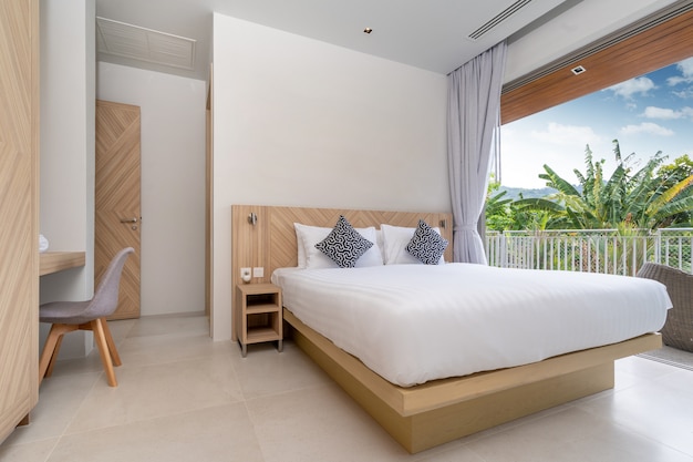 Design de interiores e exteriores em villa, casa, casa, condomínio e apartamento com cama no quarto com vista para a varanda