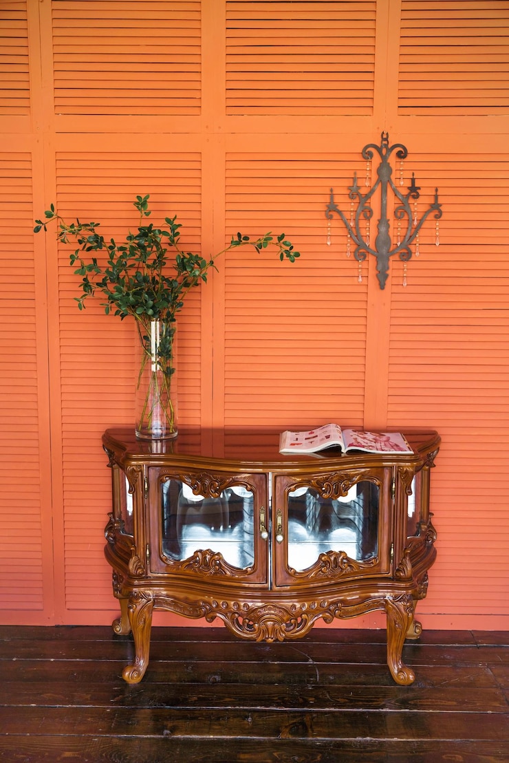 Foto design de interiores elegante da sala de estar com cômoda de madeira retrô paredes laranja ou terracota decoração da casa
