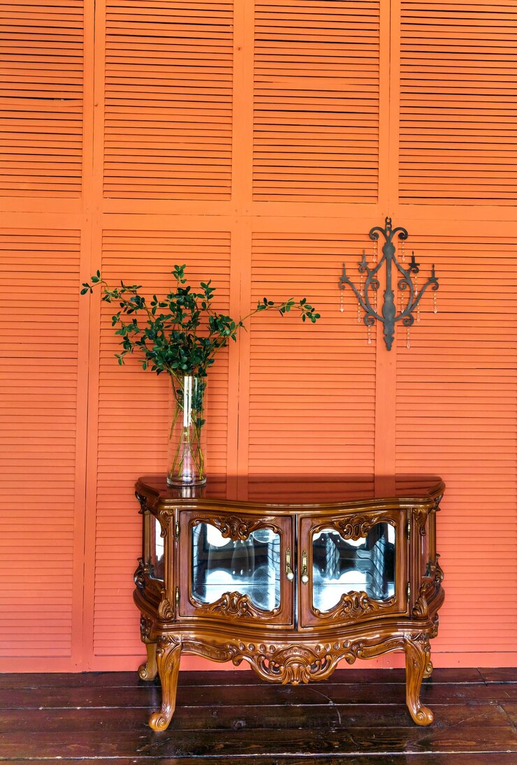 Foto design de interiores elegante da sala de estar com cômoda de madeira retrô paredes laranja ou terracota decoração da casa
