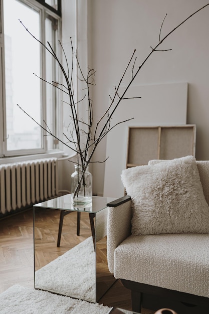 Design de interiores escandinavo moderno e estético Sala de estar elegante com sofá confortável móveis de meados do século tapete aconchegante piso de madeira paredes brancas plantas domésticas