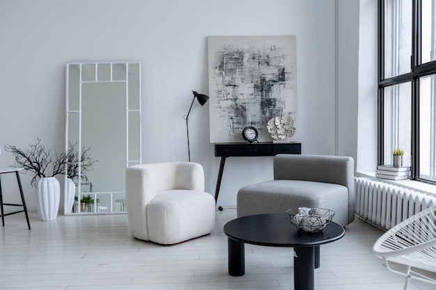 Design de interiores minimalista moderno da sala monocromática clara e brilhante com móveis preto e branco, paredes brancas limpas e janelas enormes