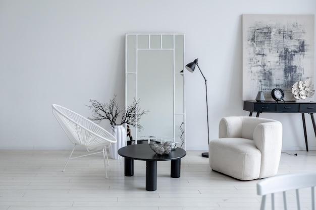 Design de interiores minimalista moderno da sala monocromática clara e brilhante com móveis preto e branco, paredes brancas limpas e janelas enormes