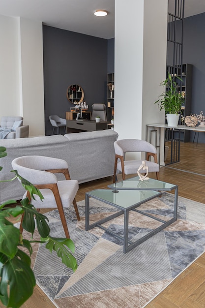 Design de interiores moderno minimalista enorme apartamento brilhante com um plano aberto em estilo escandinavo nas cores azul branco e azul escuro com colunas no centro inclui escritório e sala de cozinha