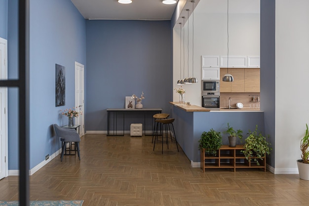 Design de interiores moderno minimalista enorme apartamento brilhante com um plano aberto em estilo escandinavo nas cores azul branco e azul escuro com colunas no centro inclui escritório e sala de cozinha