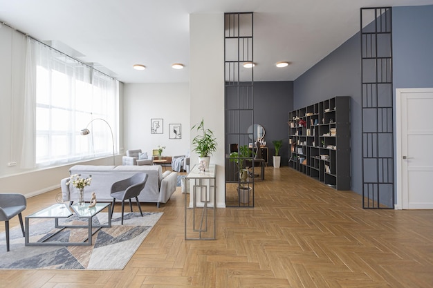 Design de interiores moderno minimalista enorme apartamento brilhante com um plano aberto em estilo escandinavo nas cores azul branco e azul escuro com colunas no centro inclui escritório e sala de cozinha