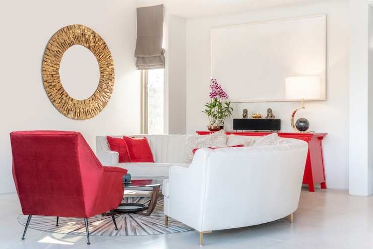 Foto design de interiores na sala de estar com sofá ou sofá e mesa de madeira