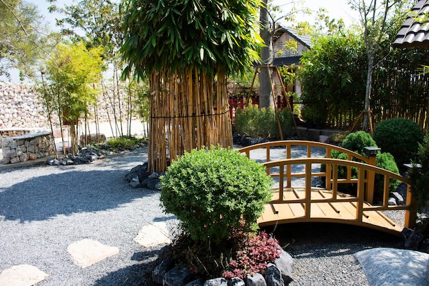 Design de jardinagem exterior e móveis de decoração de interiores em estilo japonês de parque de jardim para serviço de viajantes tailandeses, pessoas de clientes visitam café restaurante cafeteria em Ayutthaya, Tailândia