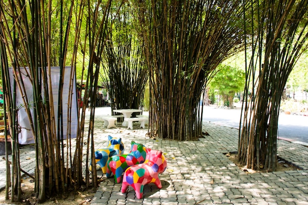 Design de jardinagem externa e móveis de decoração de interiores no parque de jardim de bambu para viajantes tailandeses de serviço visitam o templo Wat Don Khanak em 18 de maio de 2023 em Nakhon Pathom, Tailândia