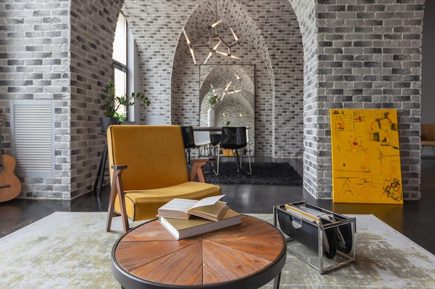 Design de luxo moderno de um interior de apartamento brutal com arcos no estilo de um castelo medieval com acentos brilhantes área de estar com uma poltrona confortável macia elegante laranja brilhante