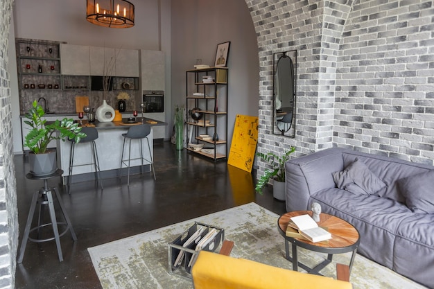 Design de luxo moderno de um interior de apartamento brutal com arcos no estilo de um castelo medieval com acentos brilhantes layout livre área de estar de cozinha e área de alimentação