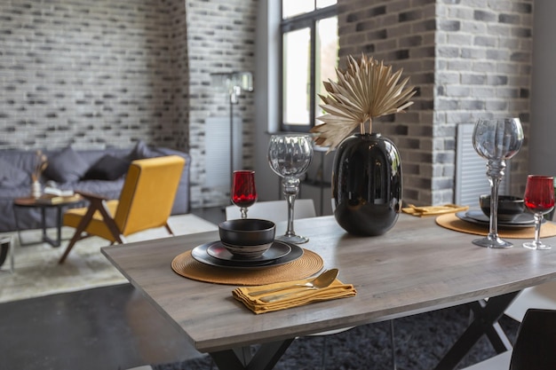 Design de luxo moderno de um interior de apartamento brutal com arcos no estilo de um castelo medieval com acentos brilhantes vista próxima da mesa com elementos de cores brilhantes
