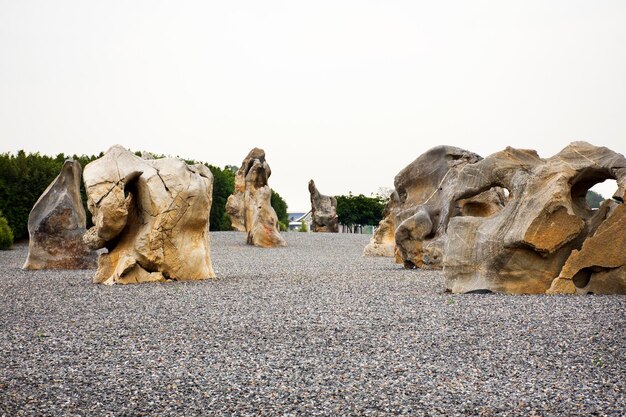 Foto design de pedra de jardinagem de paisagem exterior em cascalho de pedra no parque de jardim para visita de viagens de pessoas tailandesas em wat buddha saeng tham e centro de escritórios de prática de dharma em nong khae em saraburi tailândia