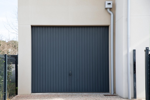 Foto design de porta cinza de garagem de carro moderno seccional fachada de casa cinza