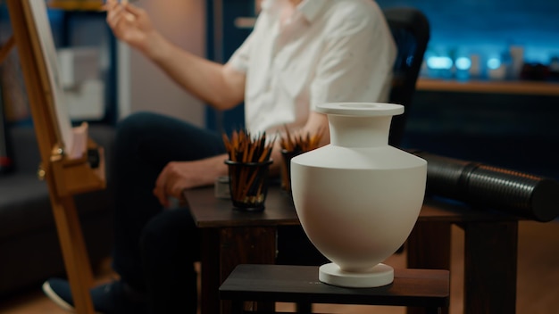 Design de vaso autêntico usado como inspiração para desenhar esboços profissionais, criando obras de arte com ferramentas e equipamentos artísticos em casa. Passatempo de arte e artesanato com lápis. Fechar-se.