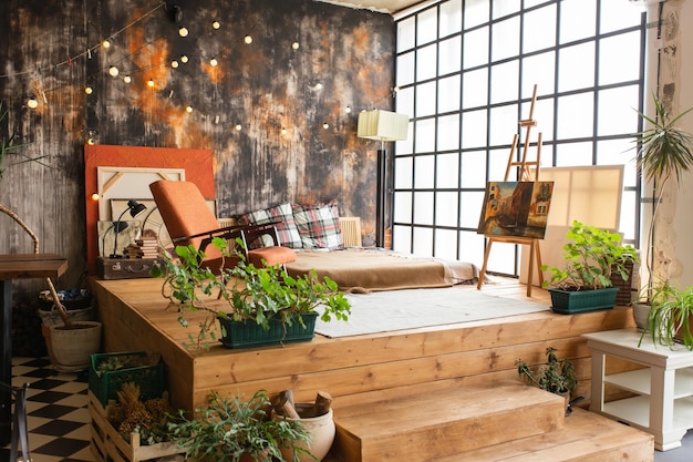 Design elegante da sala moderna em estilo loft e rústico em cores brilhantes com muitas plantas