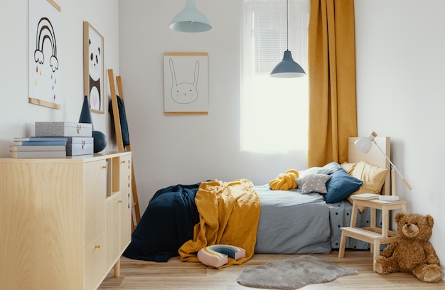 Design elegante de quarto infantil azul e laranja em apartamento brilhante