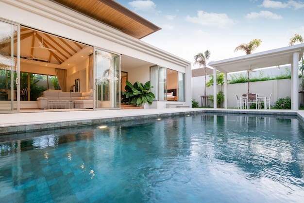 Design exterior da villa da piscina, casa e casa apresentam piscina infinita e jardim
