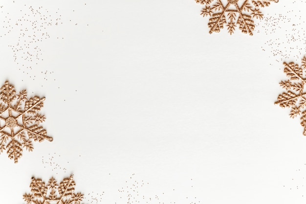 Design festivo de flocos de neve dourados