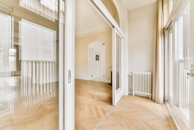 Design incrível de uma sala com portas e piso em parquet