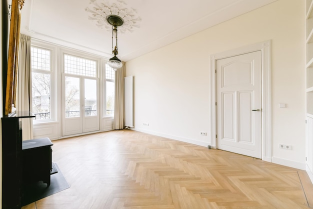 Design incrível de uma sala com um lindo lustre e piso em parquet