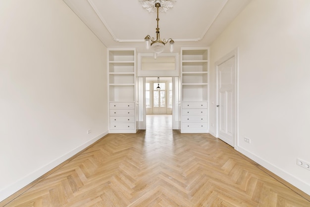 Design incrível de uma sala com um lindo lustre e piso em parquet