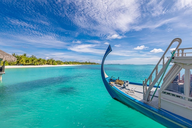 Design inspirador da praia das Maldivas. Barco tradicional das Maldivas Dhoni e lagoa do mar azul perfeito