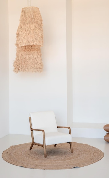 Design interior leve e arejado, cadeira branca e bege, tapete e travesseiros