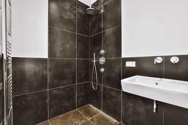 Design interior luxuoso de um banheiro com paredes de mármore