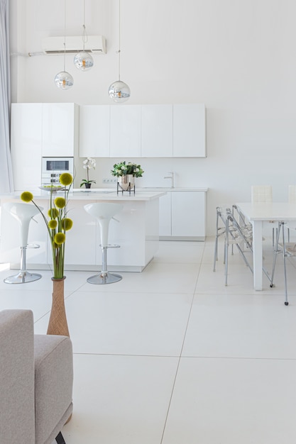 Design interior moderno e luxuoso e aconchegante de um apartamento estúdio em cores extra-brancas com móveis caros da moda em um estilo minimalista.