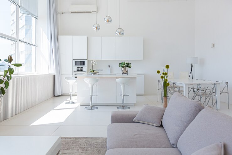 Foto design interior moderno e luxuoso e aconchegante de um apartamento estúdio em cores extra-brancas com móveis caros da moda em um estilo minimalista.