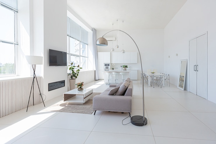 Foto design interior moderno e luxuoso e aconchegante de um apartamento estúdio em tons de branco extra com móveis caros da moda em estilo minimalista.