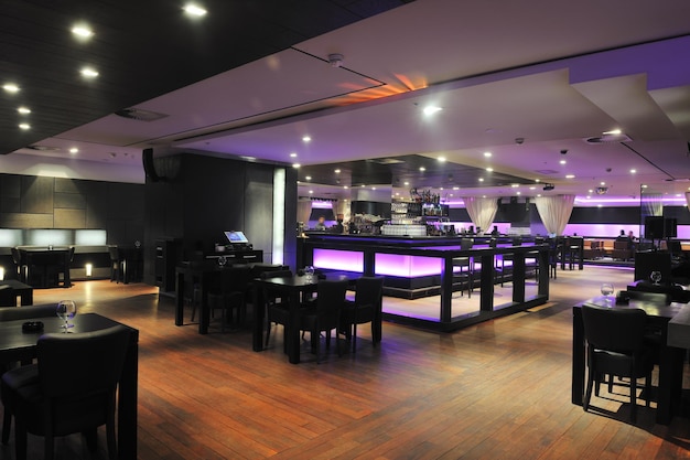 design moderno club restaurante bar dentro de casa