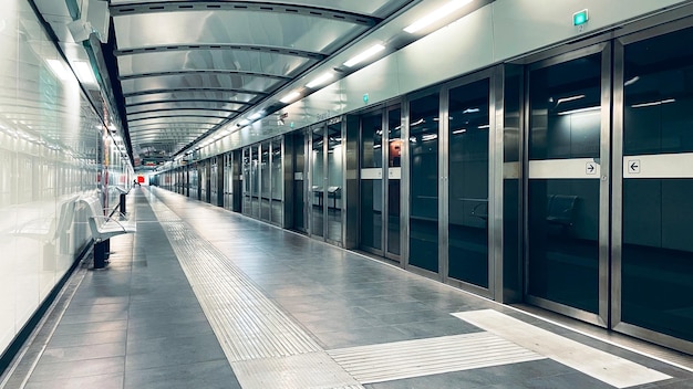 Foto design moderno da estação de metrô de roma tranquility com seus acentos metálicos e portas de plataforma avançadas